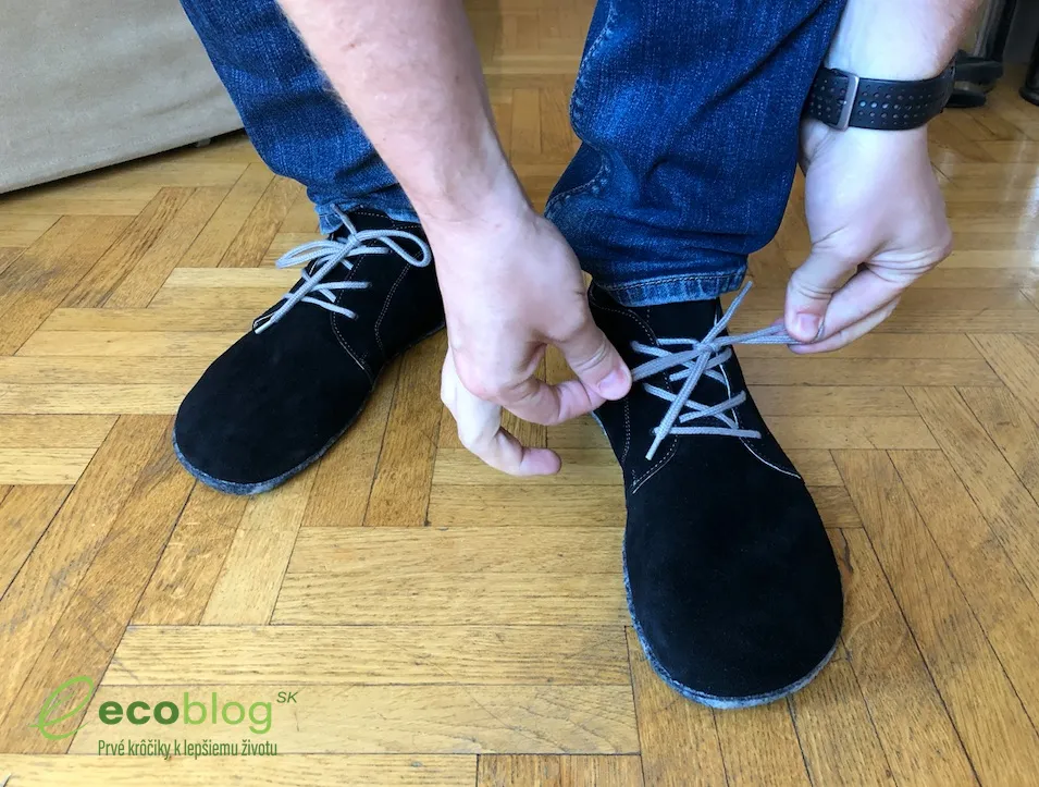 Obkreslené chodidlo na papieri pre výber veľkosti barefoot topánok