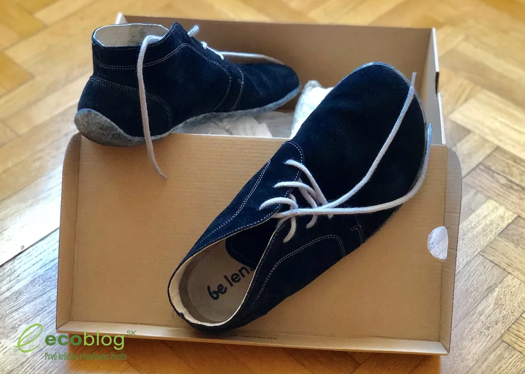 Barefoot topánky Be Lenka Black Matt z brúsenej kože na nohe pri chôdzi mestom