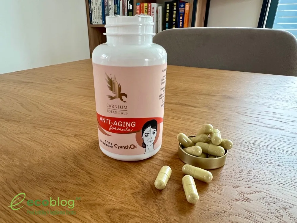 Anti-Aging Formula od Carnium Botanicals na stole pripravená na testovanie