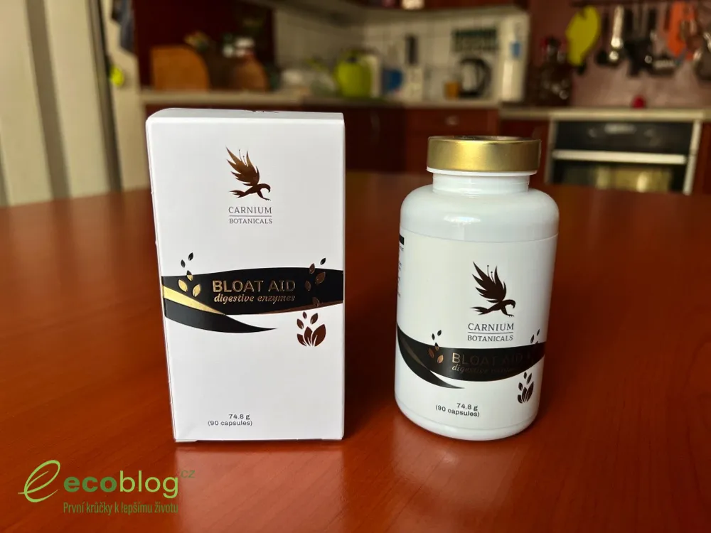 Krabička a dóza Bloat Aid od Carnium Botanicals na stole