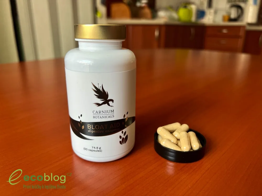 Krabička a dóza doplnku Bloat Aid od Carnium Botanicals na stole