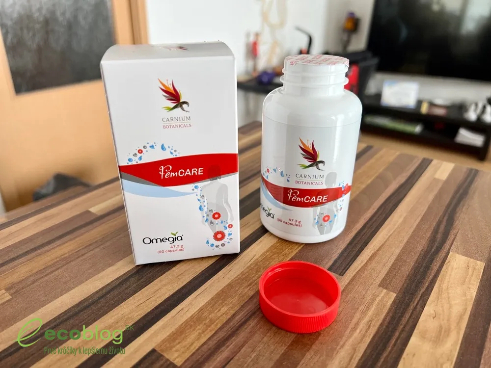 Žena drží balenie FemCARE od Carnium Botanicals pri dávkovaní