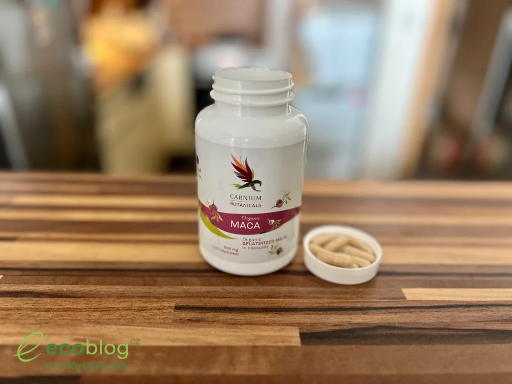Carnium Botanicals BIO Želatinovaná Maca na drevenom stole