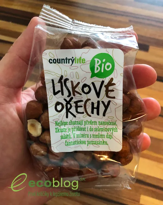 Bio orechy a semienka z ponuky Country Life pripravené na stole