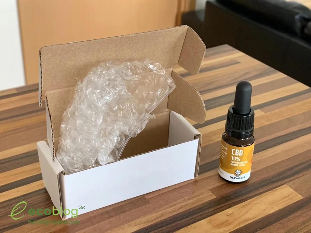 Dr. Protect CBD olej pripravený na užitie s pohárom vody