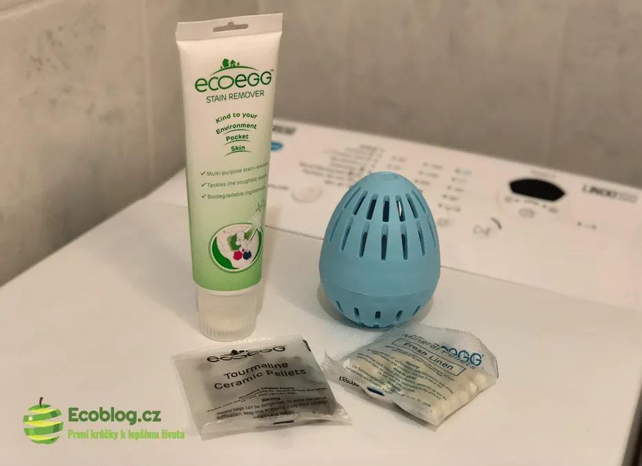 Plnenie pracieho vajíčka Ecoegg minerálnymi a turmalínovými peletkami