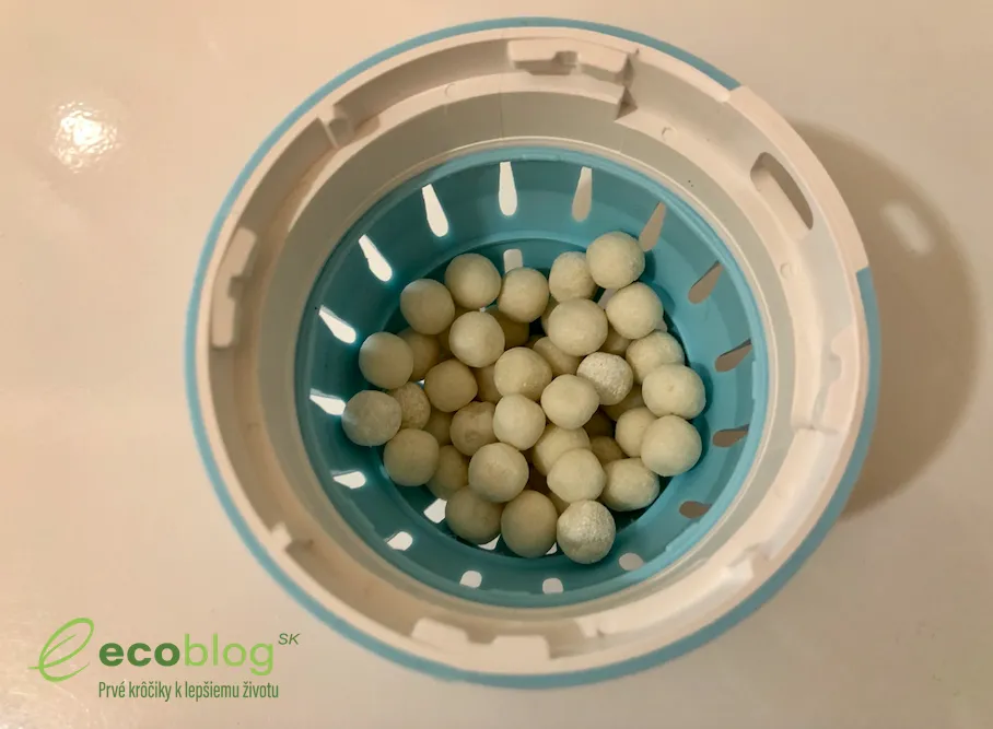 Ecoegg pracie vajíčko položené na bielizni v práčke pred praním