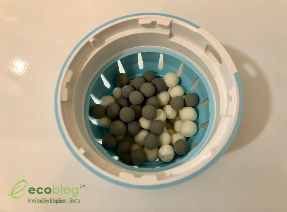 Bielizeň vypraná pracím vajíčkom Ecoegg zostáva žiarivá a čistá