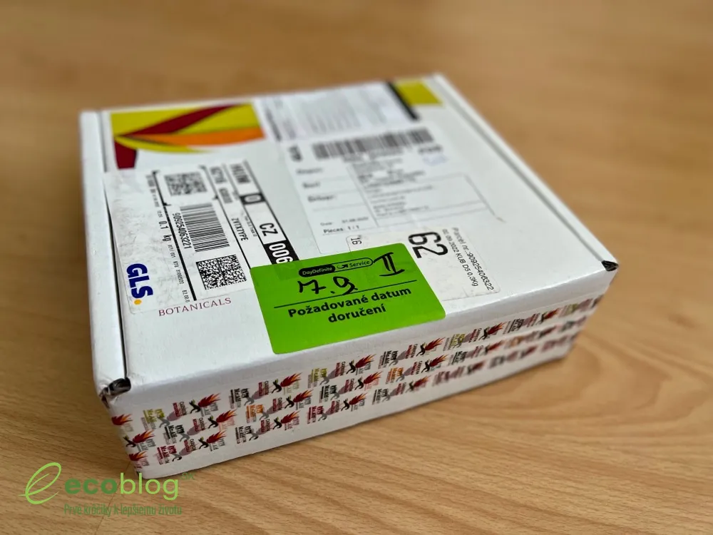Žena drží balenie probiotík Her Biotic pre ženy