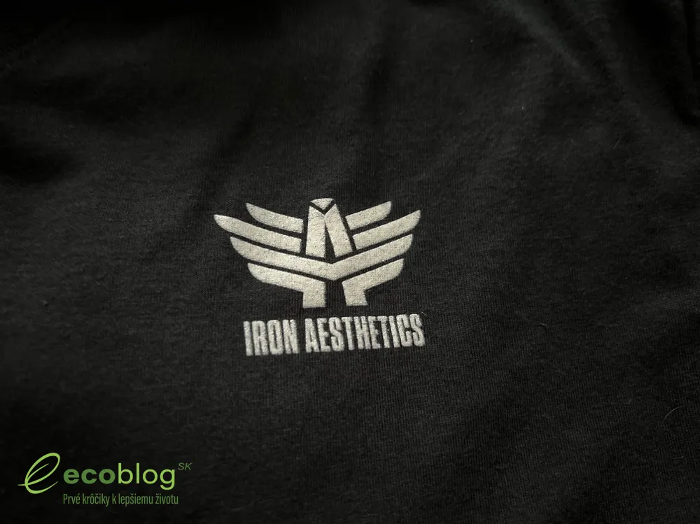 Detail čierneho fitness trička Iron Aesthetics s logom