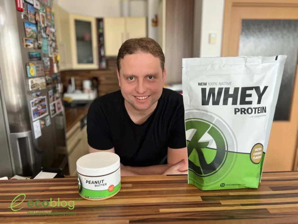 Pripravený nápoj z proteínu New 100 % Whey Protein v šejkri