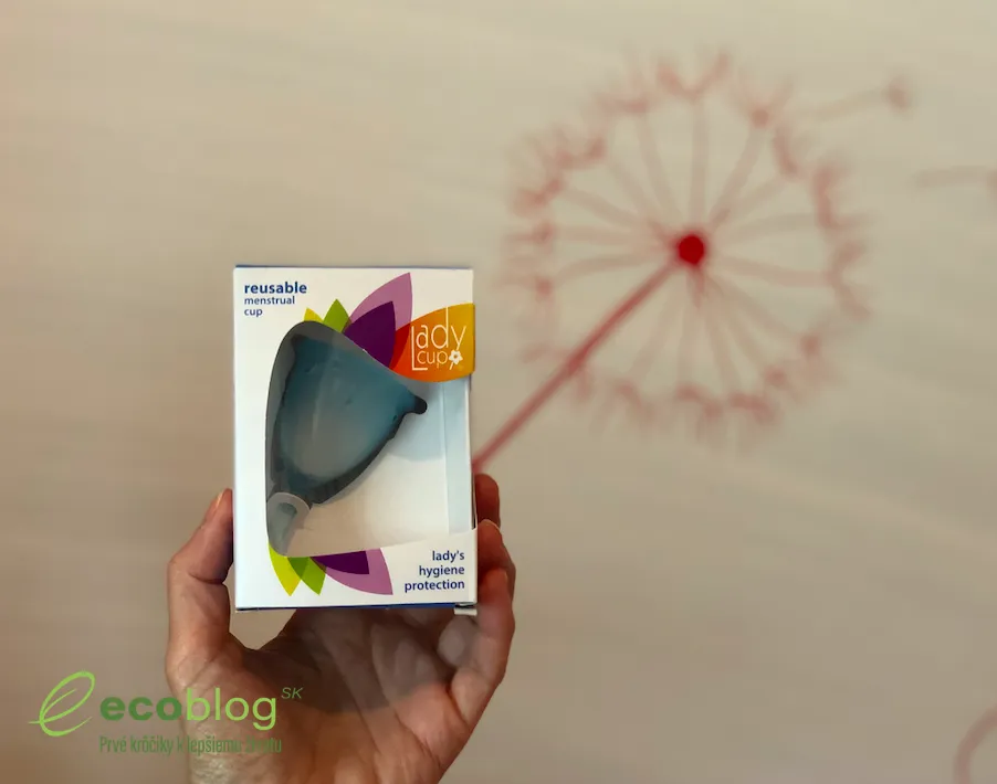 Menštruačný kalíšok LadyCup z lekárskeho silikónu v ruke
