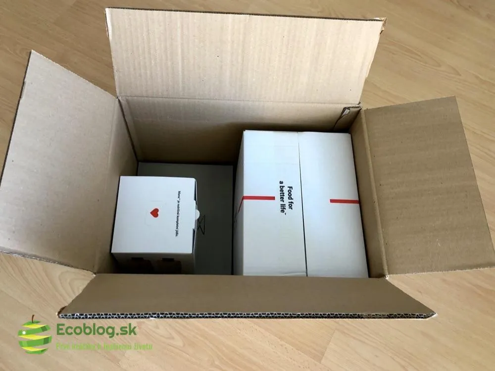 Rozbalená zásielka Many so shakerom a odmerkami na prášok