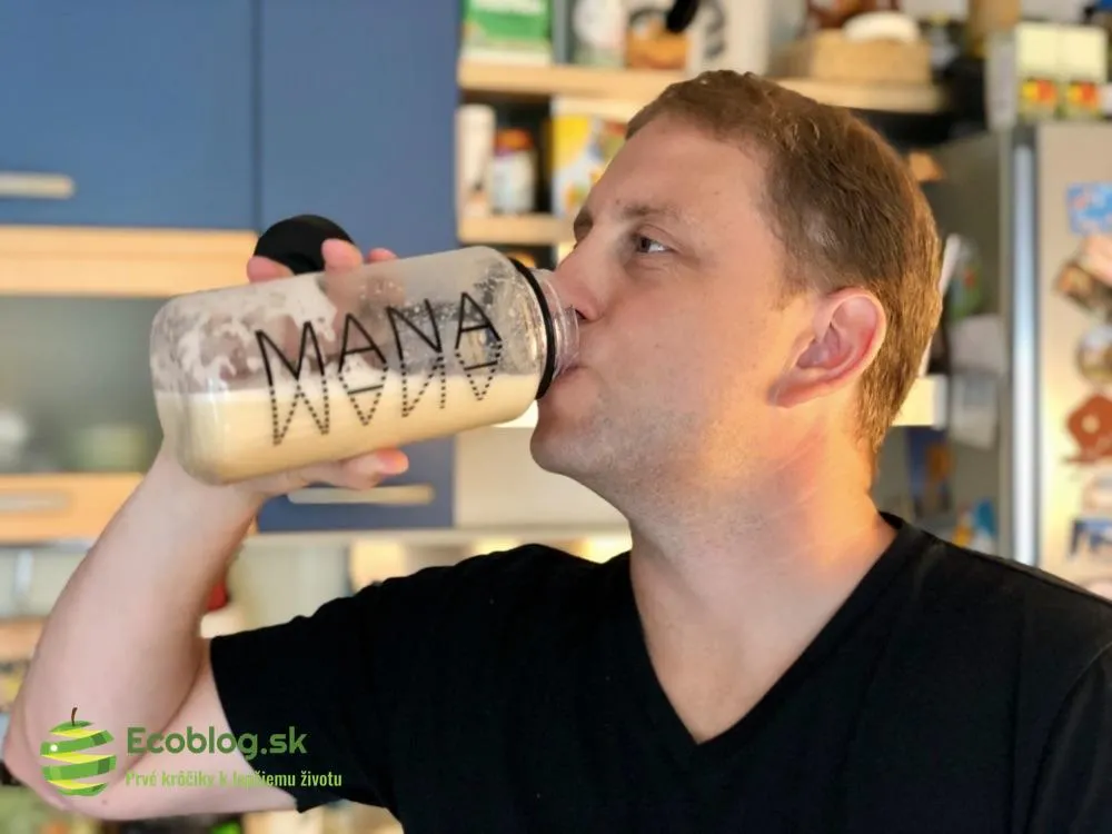 Pripravený nápoj Mana v pohári po rozmiešaní prášku