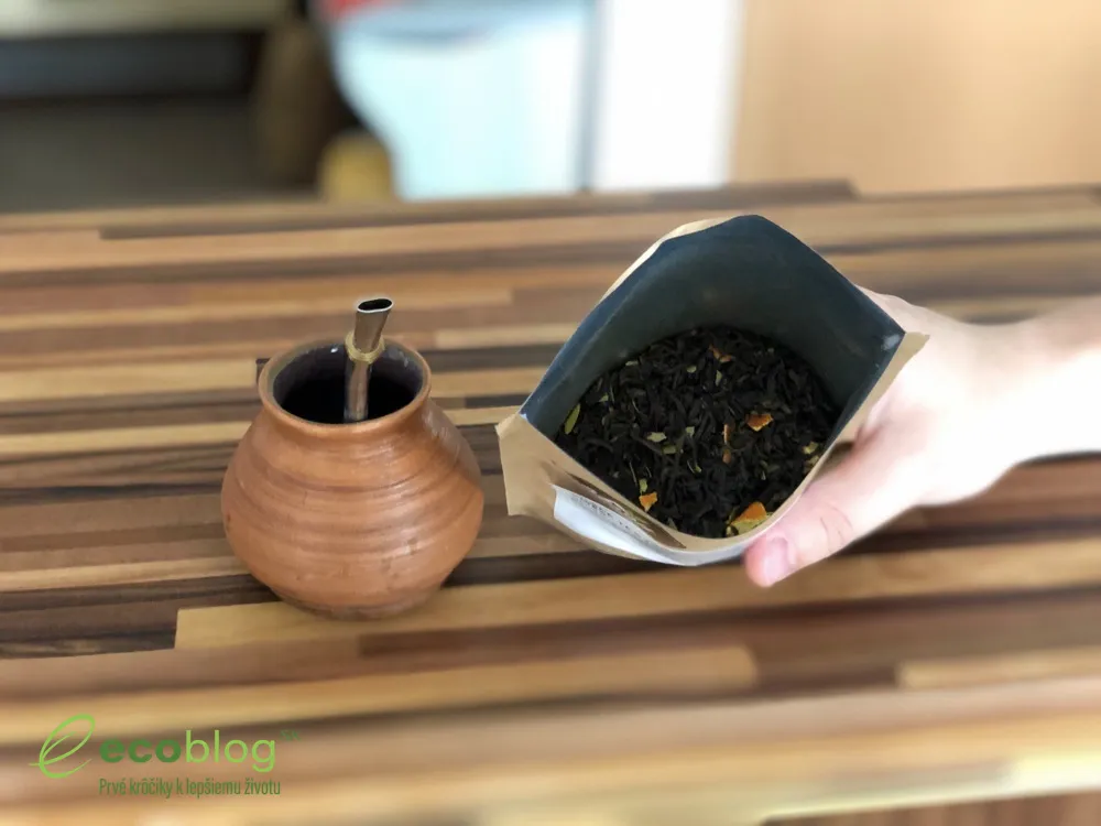 Nálev Rooibos čaju z ManuTea s tmavo oranžovou farbou