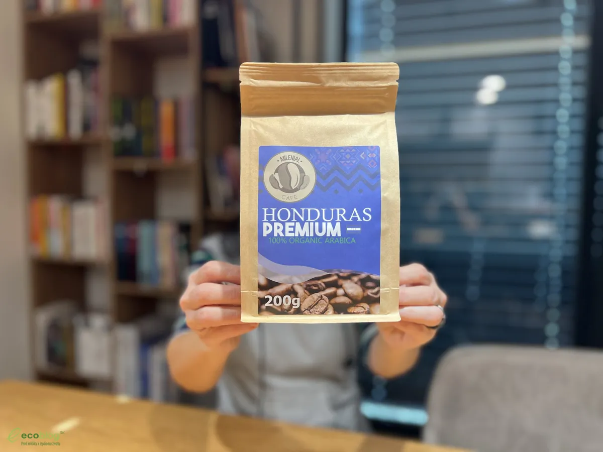 Šálka nepriestrelnej kávy pripravená zo zŕn Milenial Cafe