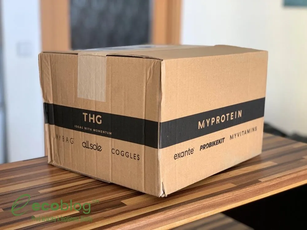 Rozbalená krabica s troma produktmi Myprotein pripravenými na test