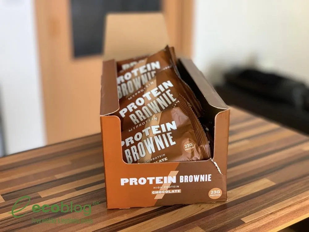 Detail proteínového brownie Myprotein pripraveného na desiatu
