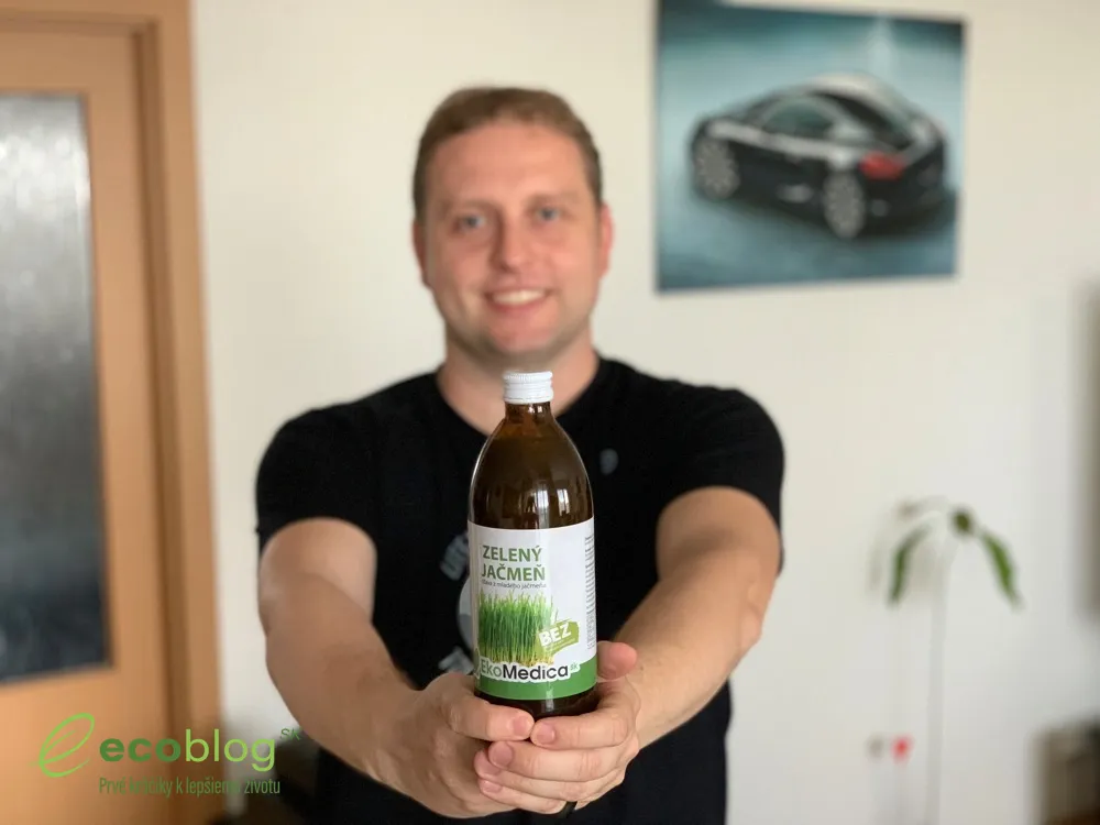 Pripravený nápoj zo zeleného jačmeňa