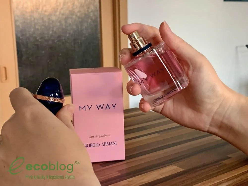 Parfum Armani My Way s modrou stuhou na hrdle flakónu