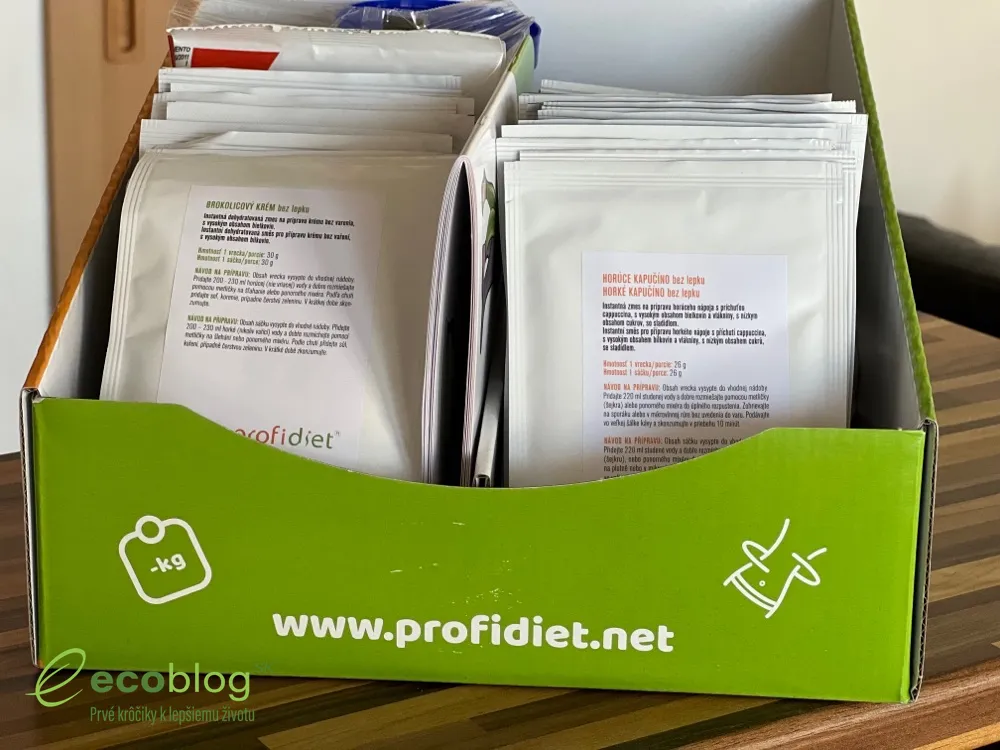 Obsah balíčka Profidiet, proteínové jedlá rozložené na stole