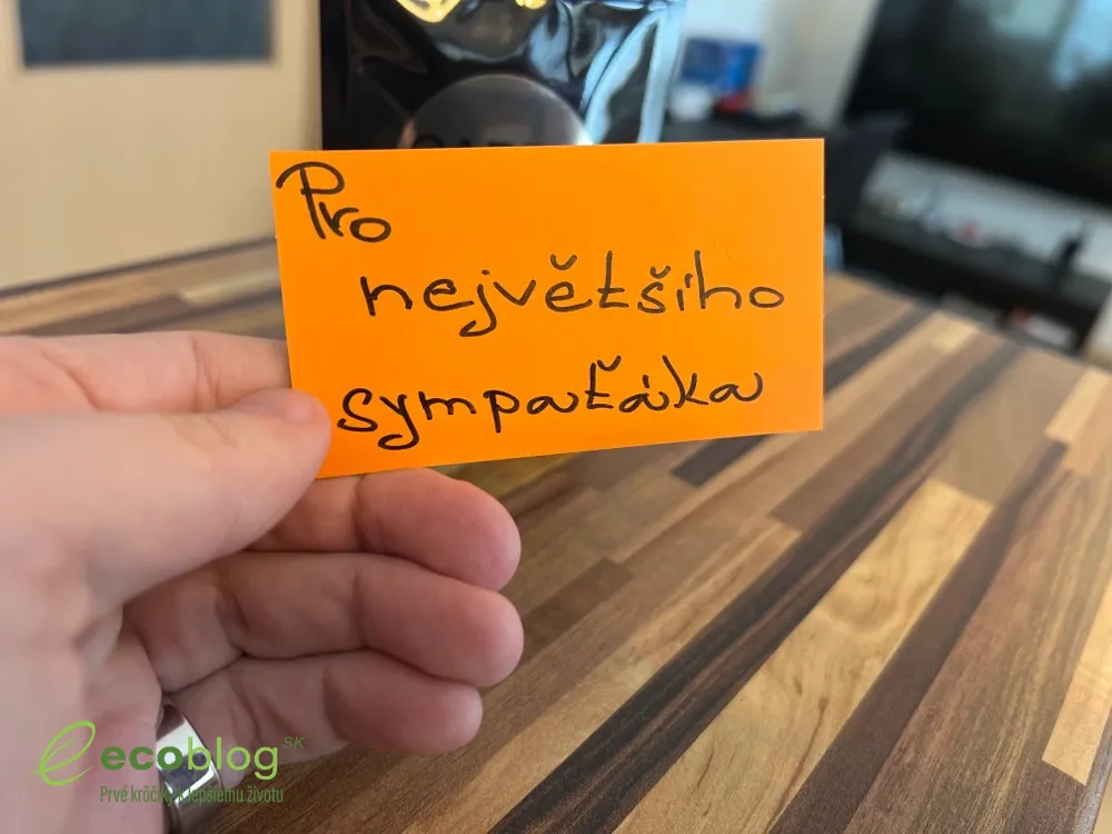 Tableta SKINNY Fat Burner pripravená na užitie s pohárom vody
