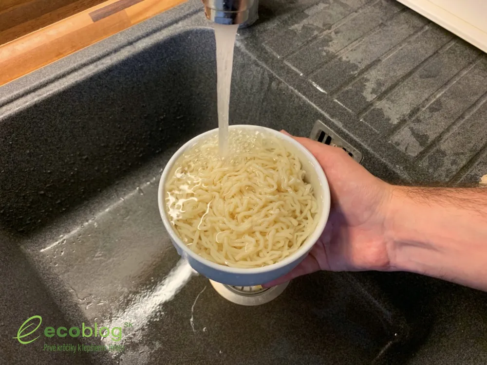 Opláchnutie konjakových špagiet Slim Pasta pod tečúcou vodou