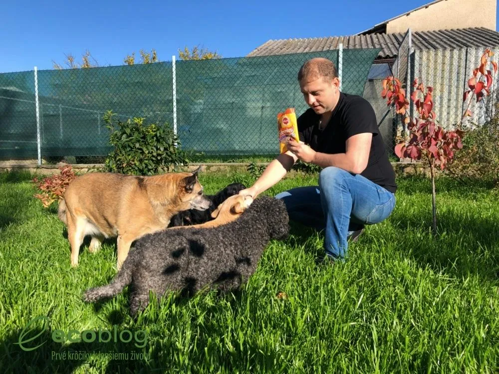 Spokojný majiteľ s krmivom a maškrtami zo Zoohitu
